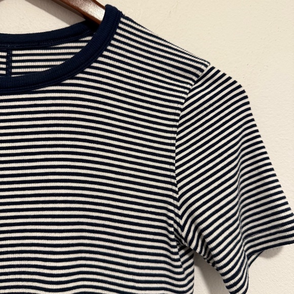Lululemon Hold Tight Short Sleeve Shirt Minute Stripe Navy White Size 4 or 6 - Picture 6 of 10